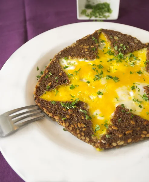 Eieren op landelijk met volkoren toast ster-vormig — Stockfoto