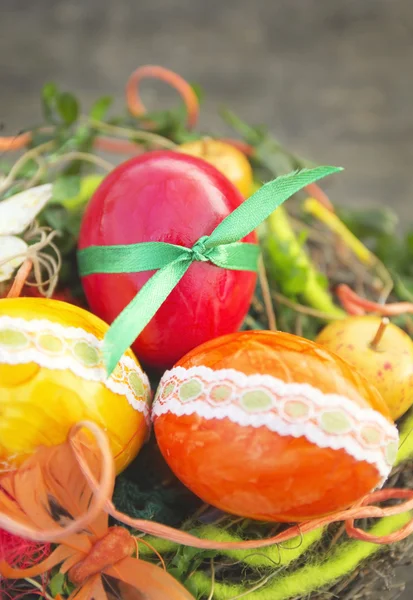 Tři kraslic s krajkou stuha velikonoční dekorativní — Stock fotografie