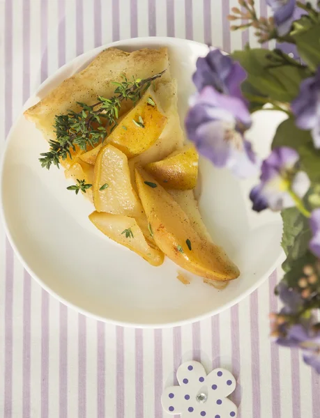 Stuk voor peer tart op lila gestreepte tafellaken met Vergeet-me bloemen — Stockfoto