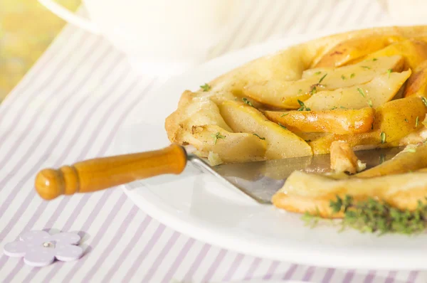 Pear tart with pies spatula — Stock Photo, Image