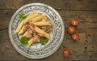 eski ahşap gümüş tabakta tonbalığı soslu Penne makarna