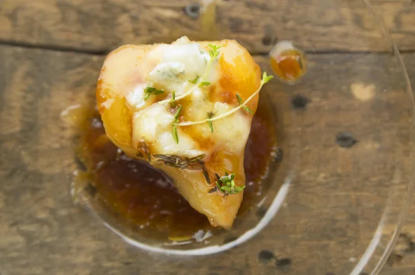 Pêra assada com souse de caramelo e queijo Gorgonzola — Fotografia de Stock