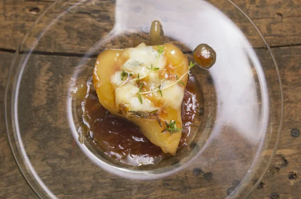 Karamelliserat päron med gorgonzola ost och timjan på trä — Stockfoto