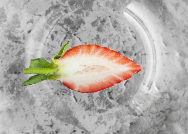 銀皿の上、平面図切削イチゴ — ストック写真
