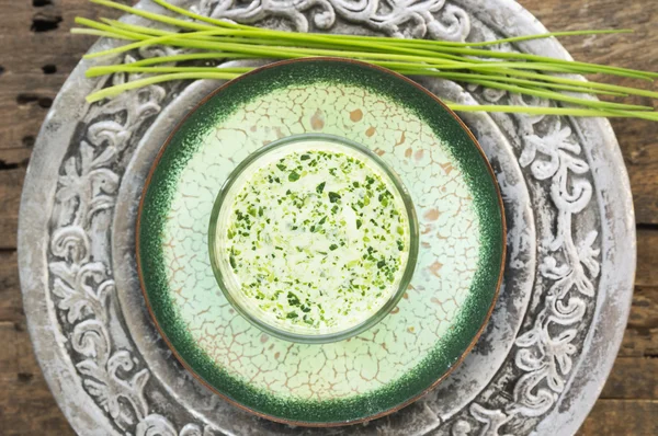 Yoghurt bieslook smoothie op zilveren platte in groene kom — Stockfoto