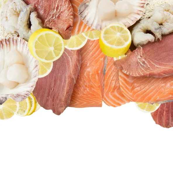 Mezcla de pescado y mariscos frescos, atún, salmón, camarones, vieiras, ingredientes para sushi con limón, aislado —  Fotos de Stock