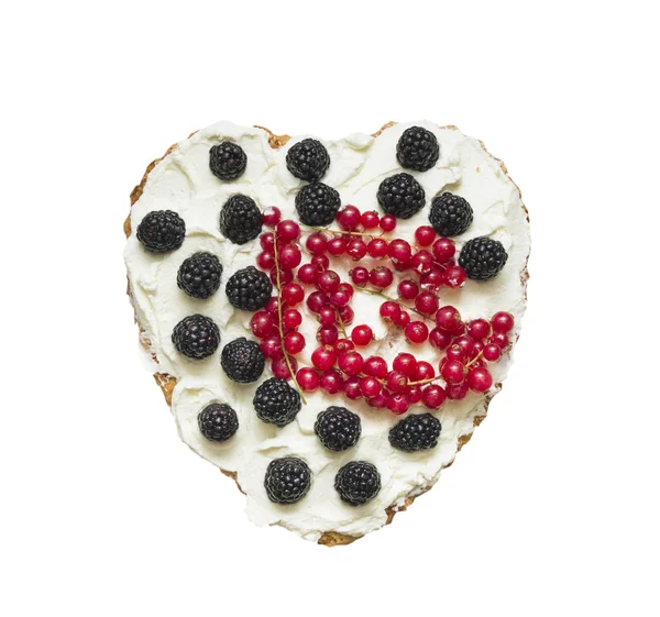 Gâteau en forme de coeur avec crème fouettée et baies, isolé sur fond blanc — Photo