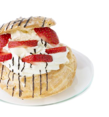 Kremalı ve izole çilek ile