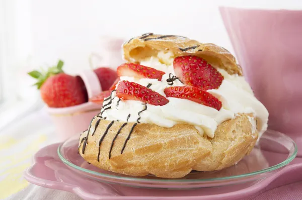 Cream Puffs with strawberries, pink service — Stock Photo, Image