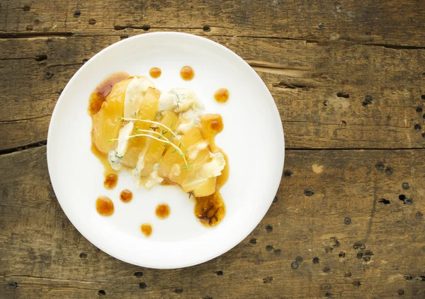 Pêra assada com caramelo, queijo gorgonzola e tomilho na velha mesa de madeira — Fotografia de Stock