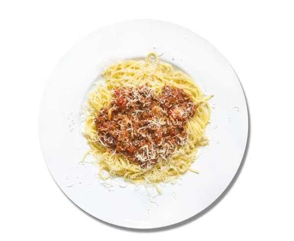 Спагетті Болоньєзе з пармезановим сиром в білій тарілці, ізольовані — стокове фото
