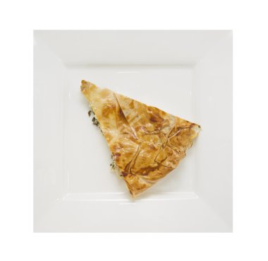 burek beyaz tabakta, izole parçası