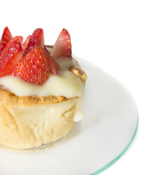 Mini tarte à la crème anglaise et fraise, isolée, vue latérale — Photo