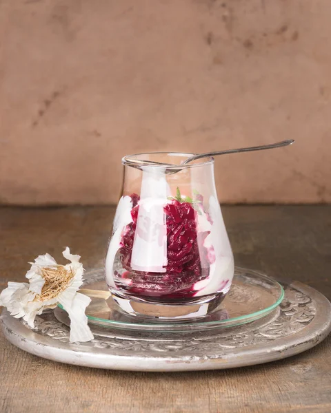 Sallad på kokta rödbetor med vitlök i glasbägare på silverbricka, rustical bakgrund — Stockfoto