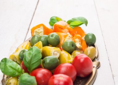 Beyaz tahta masada renkli antipasti mix