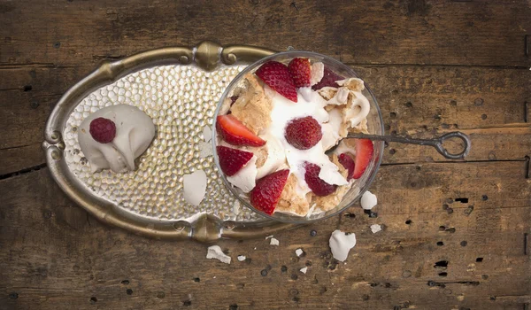 Dessert with strawberries, meringue and mascapone in glass bowl on old Metall tray , wooden table — Stock Photo, Image