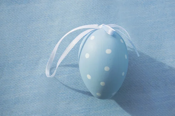 Blue easter egg with rope, background, toning — Stock Photo, Image
