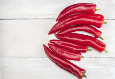 Uzun kırmızı taze biber, kırmızı biber, eski Beyaz ahşap tablo