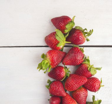 Beyaz tahta masanın üzerinde yatan çilek