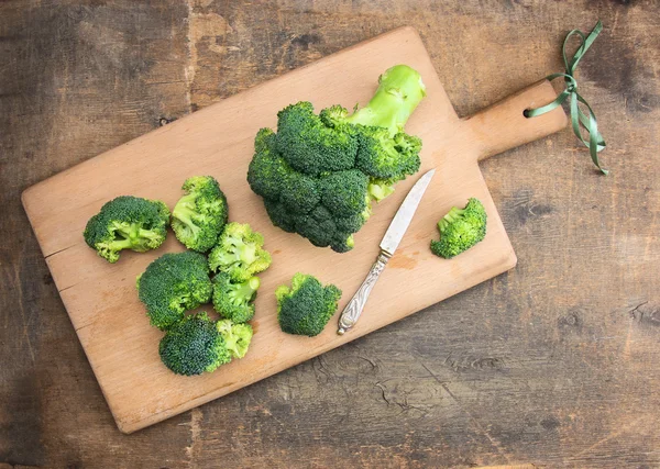 Broccoli cabbage on cutting board with vintage knife — Stock Photo, Image