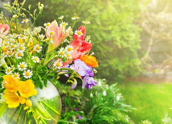 Virágcsokor mix nyári százszorszépek, liliom, freesia napfényes kertben — Stock Fotó