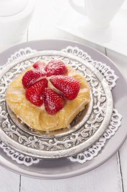 gümüş tabakta Çilekli pasta