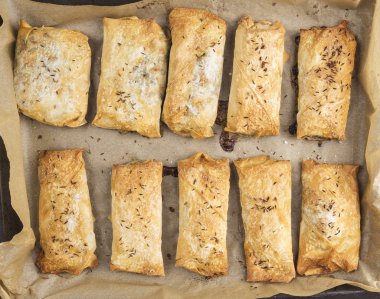 tabak pişmiş puf böreği pies, üstten görünüm