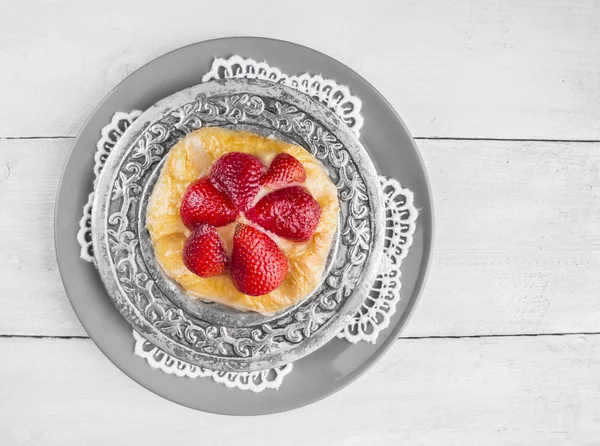 Strawberry cake on silver platter — Stock Photo, Image