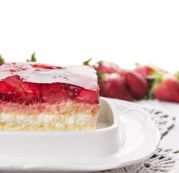 Tarte aux fraises à la crème et gelée, bordure, isolée — Photo