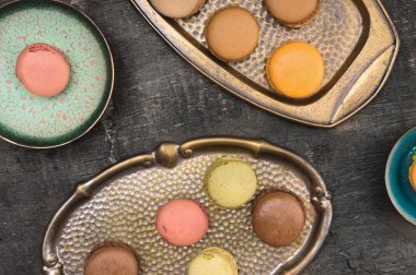 renkli metal kâse içinde renkli macarons