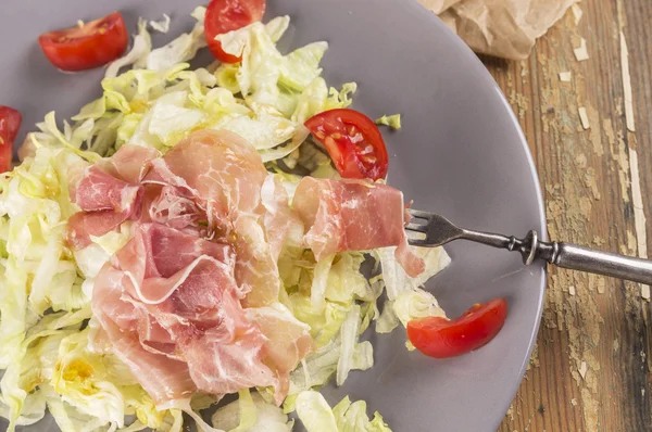 Serrano ham, Salad with tomatoes — Stock Photo, Image