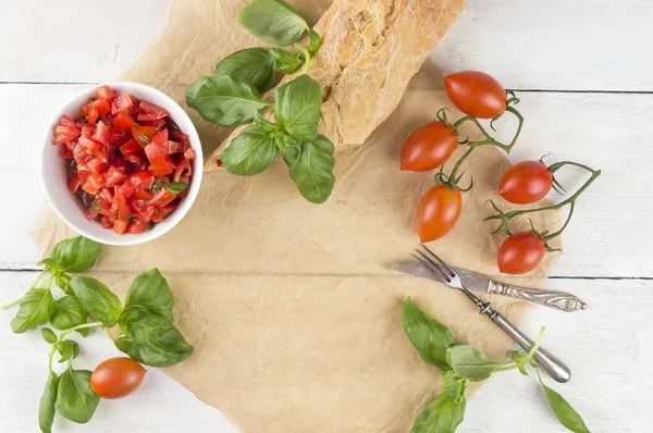 Bruschetta, pomidorów i bazylii z ciabatta z rocznika nóż — Zdjęcie stockowe