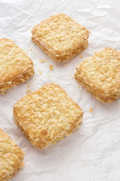 Amandelen cookies op verfrommeld papier — Stockfoto