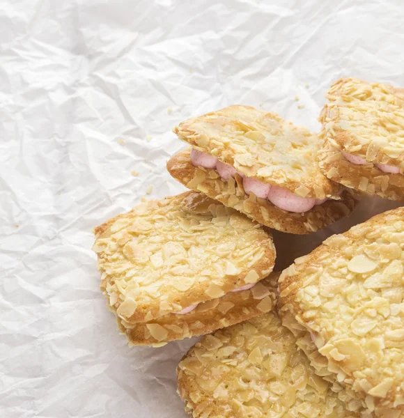 Hoop van amandelen cookies op papier — Stockfoto