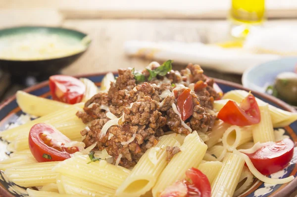 Penne makarna bolognese, close up — Stok fotoğraf