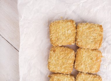 badem beyaz buruşuk kağıt üzerinde tutam bisküvi