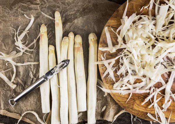 Asperges blanches décortiquées avec écorces — Photo