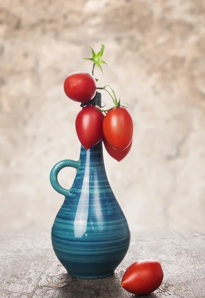 Tomates en florero azul alto — Foto de Stock