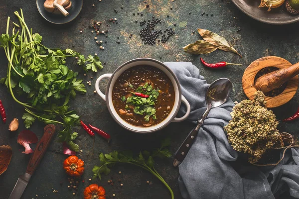 墨西哥的食物 用小扁豆汤和各种配料在乡村厨房桌子背景上的碗 顶部视图 — 图库照片