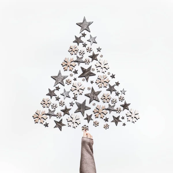 Hembra Mano Hacer Árbol Navidad Con Estrellas Madera Copos Nieve —  Fotos de Stock