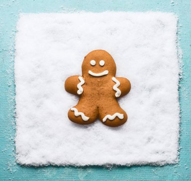 Karda zencefilli kurabiye adam. Noel kurabiyesi. Modern yaratıcı kış tatili konsepti