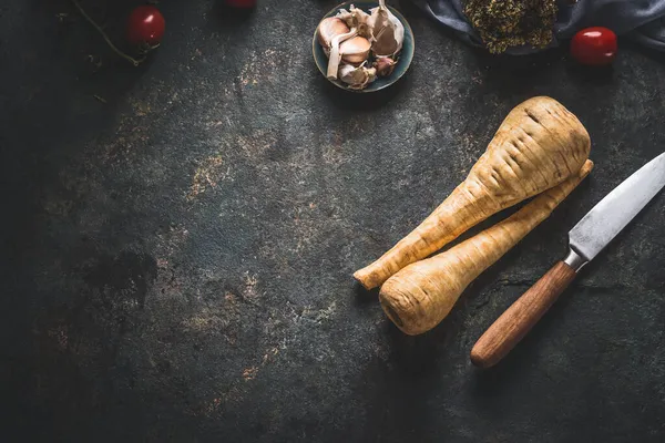 Продовольственный Фон Свежими Корнями Пастернака Темных Кухонных Столах Ножом Вид — стоковое фото