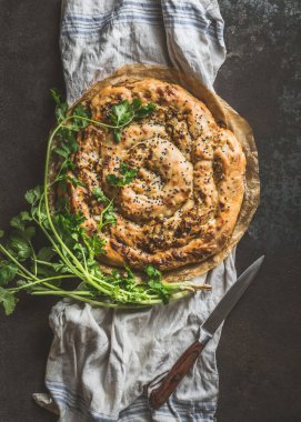 Phyllo hamurlu lezzetli turta. Su boregi, Burek ya da koyu kırsal arka planda Borek. Üst Manzara. Türk mutfağı.