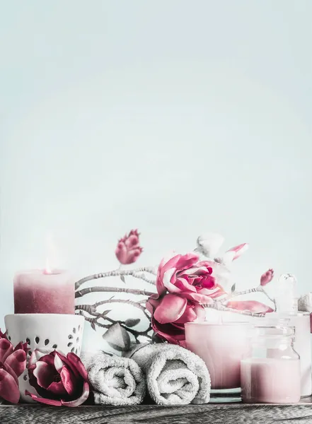 Spa Arrangements Mit Körperpflege Kosmetikprodukten Kerzen Rosa Blumen Und Handtüchern — Stockfoto