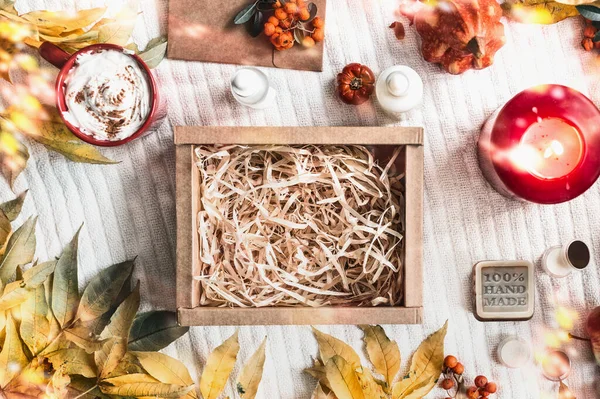 Caja Papel Kraft Vacía Manta Blanca Con Ramas Otoño Hojas —  Fotos de Stock