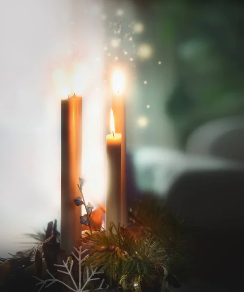四支燃烧的蜡烛和雪松枝条 舒适的蜡烛点亮 — 图库照片