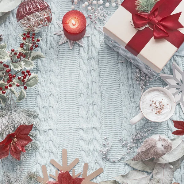 圣诞背景与礼品盒 热巧克力杯 燃烧的蜡烛和节日装饰浅蓝色针织毛毯 顶部视图 假日公寓休息 — 图库照片