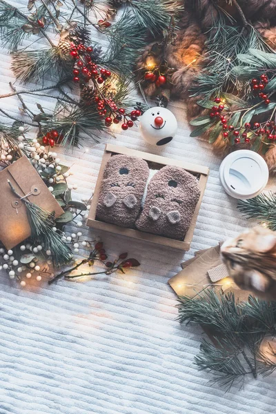 Уютное Рождество Дома Открытая Подарочная Коробка Смешными Носками Одеяле Горящими — стоковое фото
