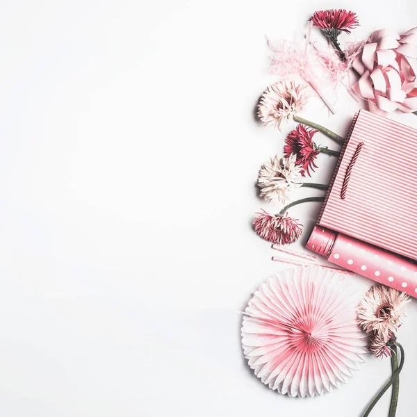 平铺组成粉红饰品的女性假日 母亲节 妇女日 白色背景 顶视图 边框的花纸购物袋 派对扇子和彩带 — 图库照片