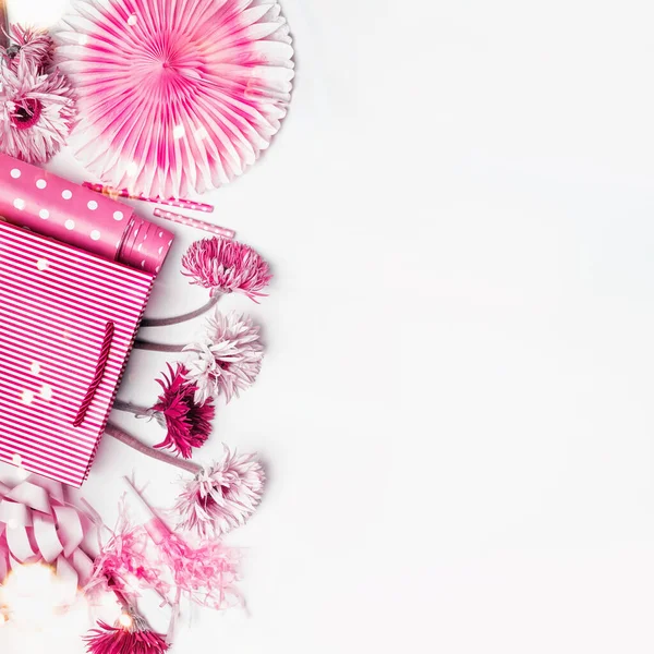 纸制礼品袋 带有粉色花朵和白色书桌背景的问候语饰物 顶部视图 与复印空间相邻 平躺在床上母亲节 婚礼或生日的概念 — 图库照片